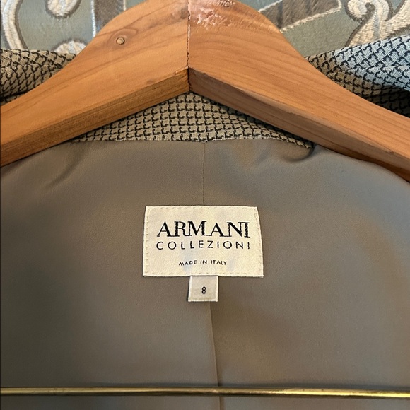 Armani Collezioni Wool/Cotton Blazer with Single Button Front. Size 8 - Picture 6 of 11